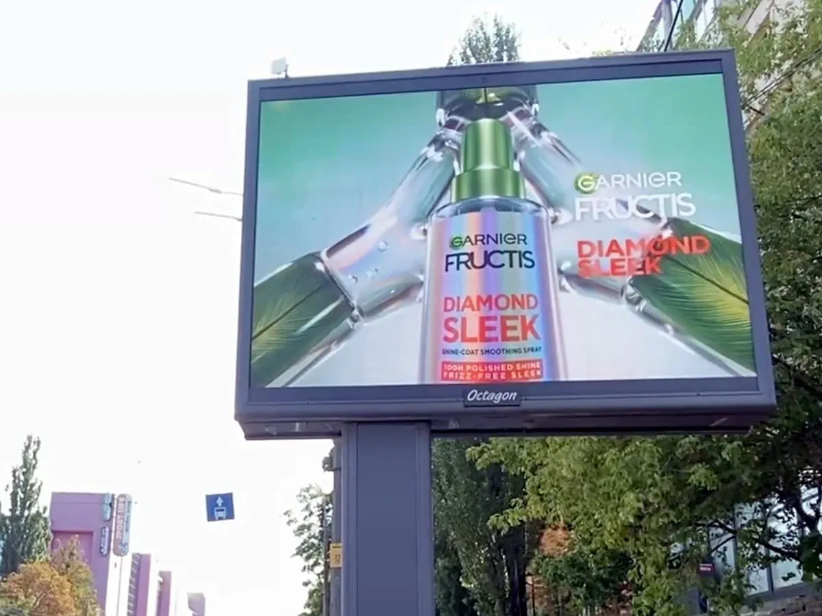 Garnier Fructis на цифровому екрані, Київ